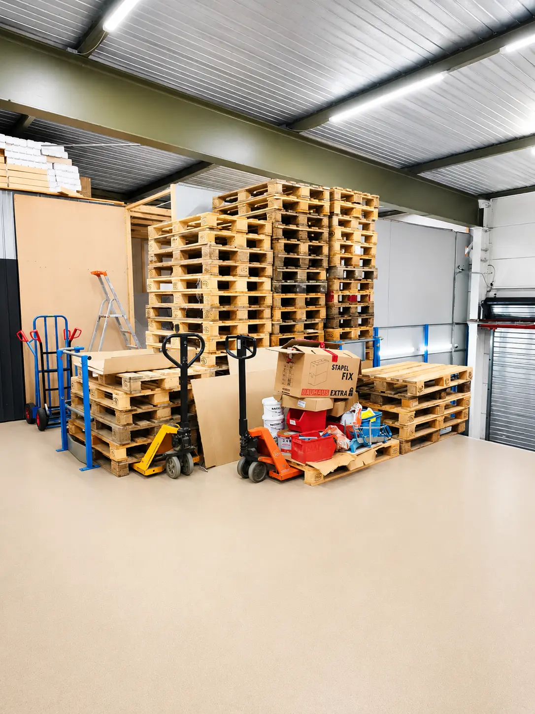 Obere Etage des Lagers mit Reihen nummerierter Lagerboxen