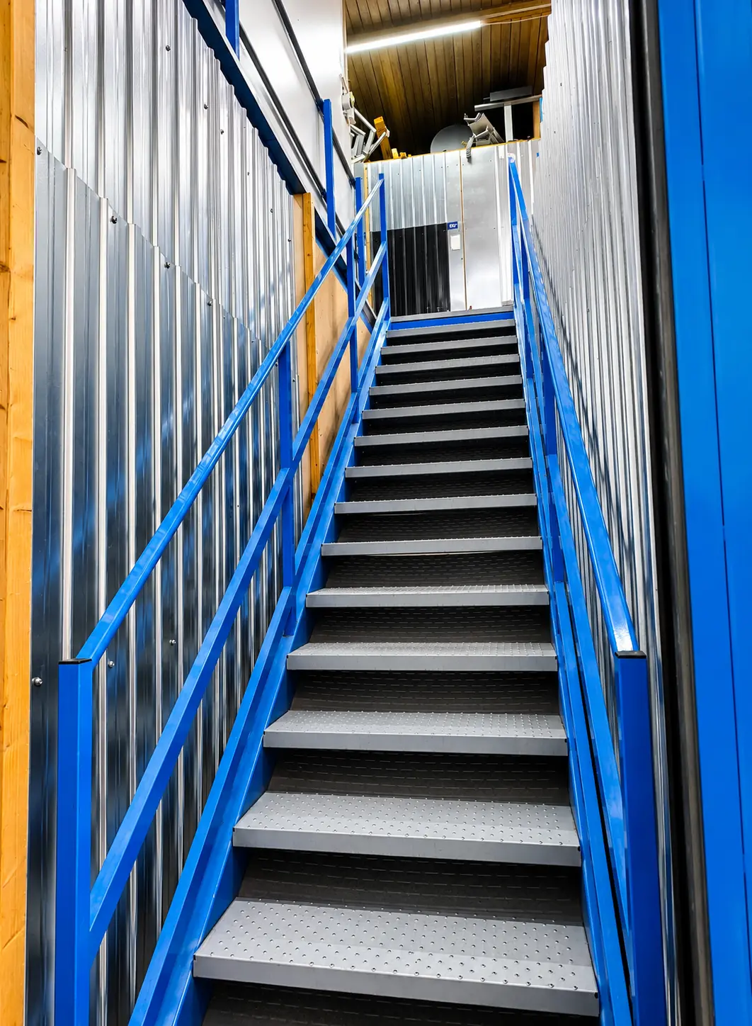 Treppenaufgang zur zweiten Etage des Lagers in Hamburg