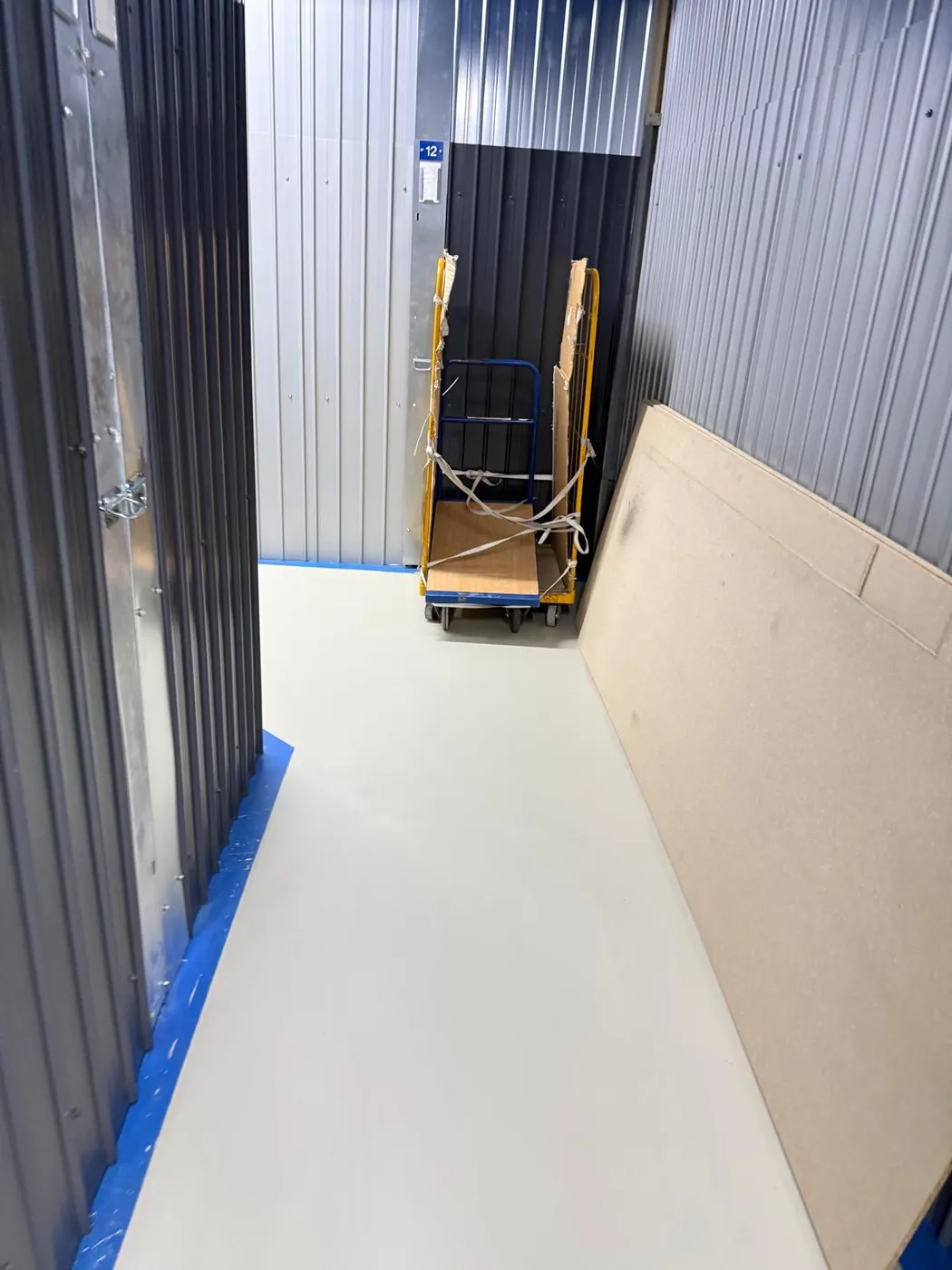 Lagerbox Nr. 12 mit bereitstehendem Transportwagen im Gang
