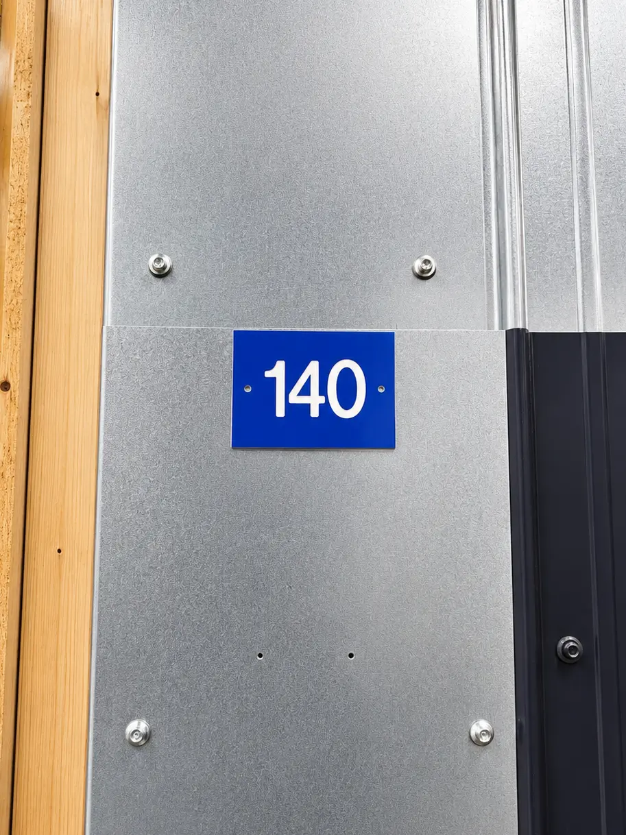 Nummerierte Lagerbox 140 mit verschlossener Tür im ASM Lager Hamburg